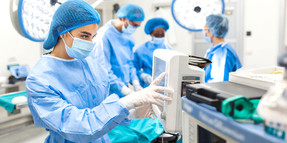 An anesthetist nurse in the operating room, managing anesthesia level.